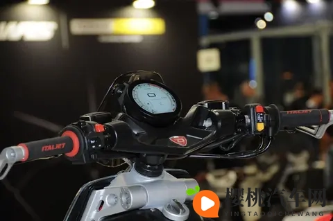 米兰车展丨意塔杰特Roadster 400发布,复古踏板的“变态”演绎-3