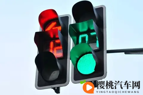 路灯亮了3秒还不走？罚200扣6分！2025年多地已开罚，你知道吗？-2