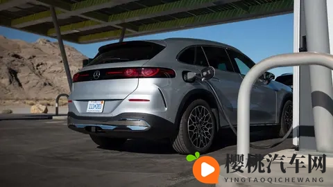 竟然出现在这里？首试奔驰纯电GLC，沙丘冲浪考验软件与性能表现-2