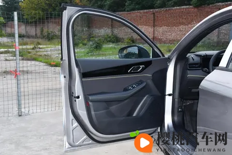 邂逅领克03:一台让日常通勤也充满悸动的运动轿车-1