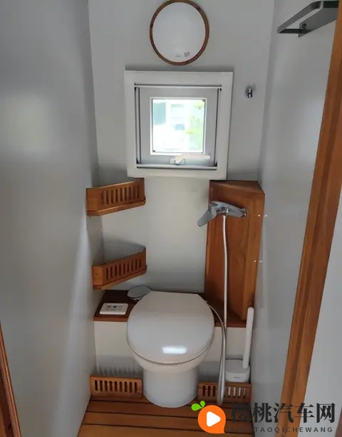 前面越野车,侧面小货车:这台奔驰‘四不像’,凭啥敢卖一百万?-2