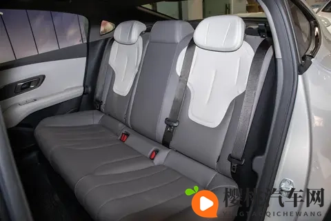 深蓝 L06 560Ultra + 激光版:科技与舒适兼具的中型纯电轿车-2