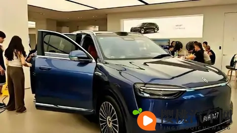 周末逛华为展厅真实一幕:50万的车被抢空,20万的车却无人问津!-2