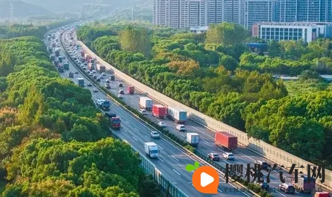 手脚绑上拿刷子刷尿道孔:束缚手脚刷洗私密部位,谨慎操作-3