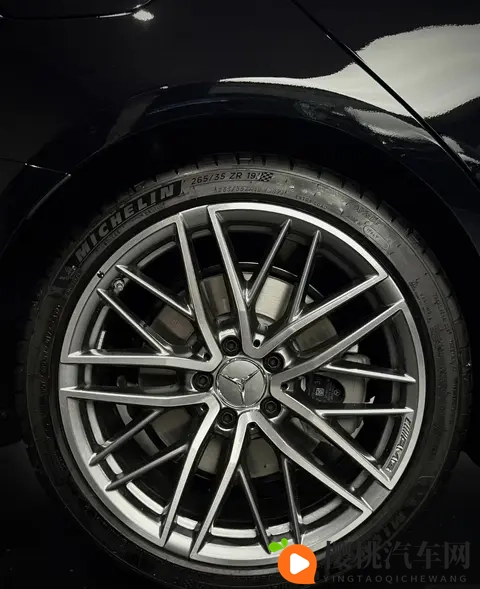 降价没换发动机，AMG C43慌了？性能车市场真变天了-3