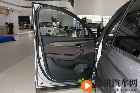 试驾星越L，20T+8155芯片，安全配置拉满，家用SUV新标杆-3