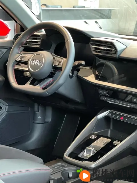 13万想选豪华车怕坑?奥迪A3实测:市区7个油,单身_情侣开着香-1