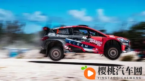 在床上打扑克牌:车内扑克新玩法,温馨时光乐翻天-2