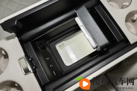 新车 3328万元起_六座增程SUV_纯电续航最高402公里 智己LS9上市-3