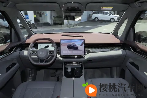 极氪009:明星同款MPV,39秒破百,续航702km,家用够不够?-3