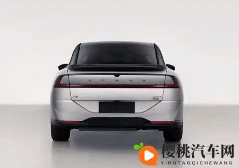 小鹏P7+增程版亮相!492度大电池加持,WLTC纯电续航325公里-1