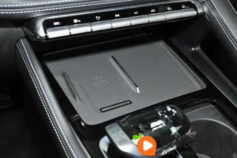 燃油车也能玩豪华？吉利星瑞全新东方曜实测，五大亮点刷新认知-1