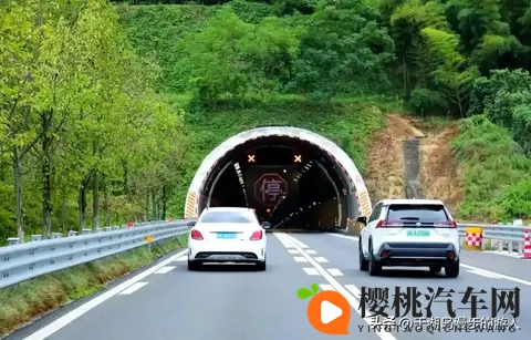高速隧道遇“龟速车”?超不了别硬刚!交警亲授6招,新手安心过-3