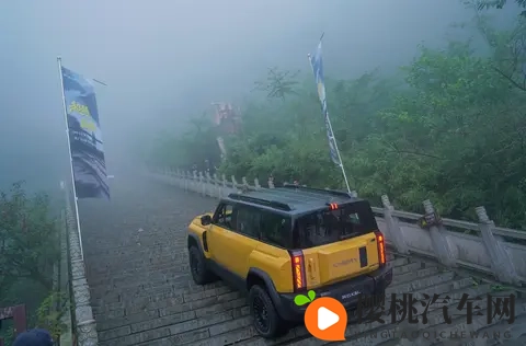 奇瑞风云X3L挑战天门山失败 爬天梯挑战以撞坏护栏告终-1