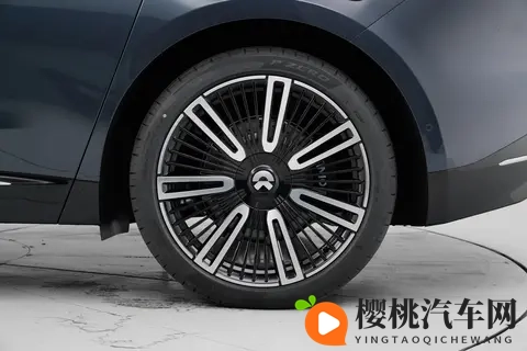 5 米 3 车长，头等舱后排 + 三重降噪，蔚来ET9让行政豪车好开又舒服-1