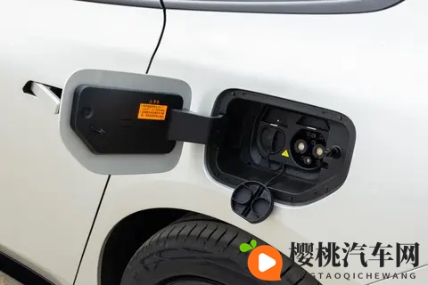 激光雷达+8295芯片,选15万级轿跑可以看看eπ007+表现如何-2