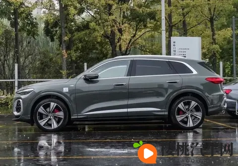 4米8车身+华为乾崑!新奥迪Q5L实拍,272马力太香了-2