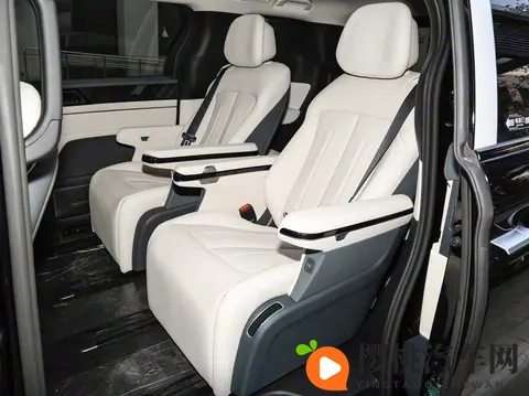 少妇大战黑人46厘米:激情对决:中年女性与黑人壮汉身高较量-1