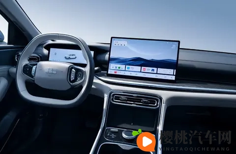 吉利掀桌!688万B级电混轿车配146寸大屏,一箱油跑1700公里-1