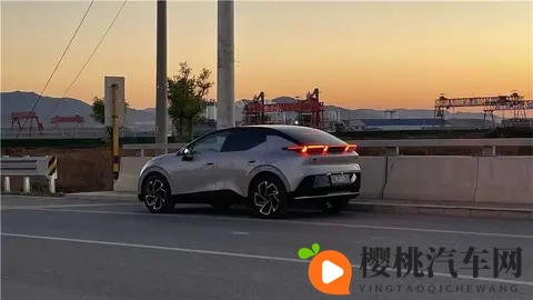 精致SUV市场热销款不少,银色领克Z20靠精致外观更吸睛-2