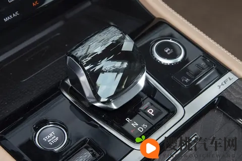 拆解捷豹 XFL 两款车型:看谁才是豪华轿车的务实性价比之选-1