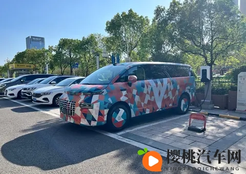 杭州湾埃尔法?疑似吉利新款MPV谍照曝光-2