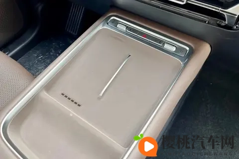 不到8万买家用大七座,油、电、混动全都有!-3