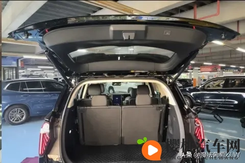 红旗HS7六座火了 有人夸它家用神车 有人骂智能太拉胯 到底谁在说谎-1