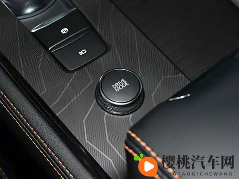 售3698万元_5座_23T动力，长安福特探险者昆仑穿越版上市-1