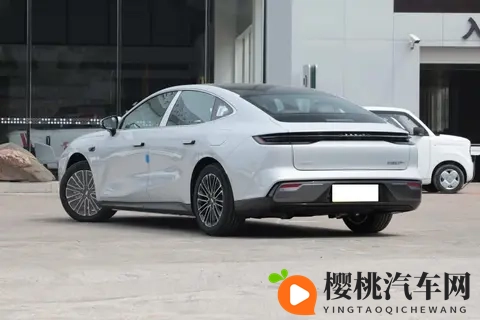 15万内想买高颜值家轿，可以看看这3款，好开也不贵-2