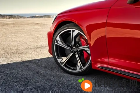 2026 款 AMG C 43 4MATIC 官降背后：奔驰 AMG 品牌的市场竞争策略解析-3