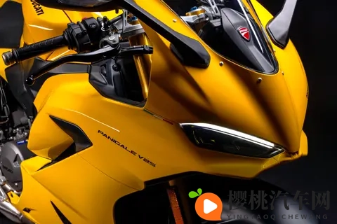 杜卡迪 2026 Panigale V2 S、Streetfighter V2 S 黄色版-2