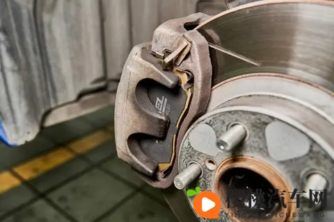 关于汽车“瞬间刹停”的科学真相——别让物理学“打脸”你！-3