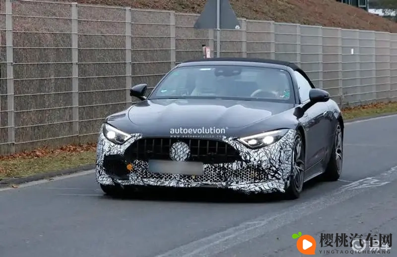 即将迎来中期改款 新款梅赛德斯-AMG SL谍照曝光 或2026年发布-1