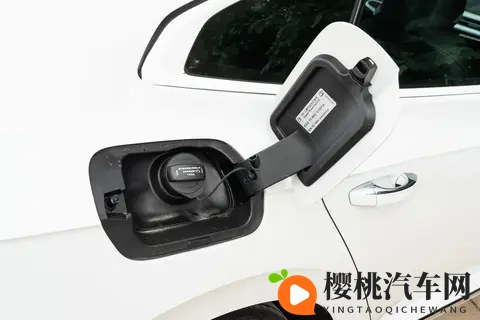 大众CC普通版：炫目与夺目版本，哪款更适合你？-1