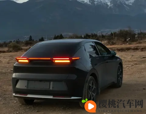 银色领克Z20惊现街头,官方新品还是车主改装?-2