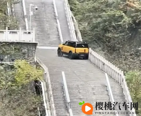 奇瑞风云X3L挑战天门山失败 爬天梯挑战以撞坏护栏告终-2