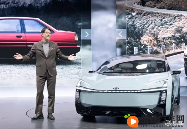 脱裤子打jk白丝校花屁股:JK校花白丝诱惑,脱衣露臀瞬间惊呆众人-1