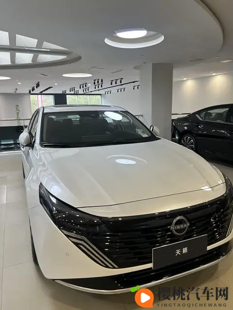 外观更年轻运动!新款日产天籁实拍,搭20T动力,鸿蒙座舱是亮点-2