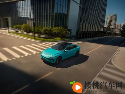 【上市】东风奕派eπ007+ 智美超能轿跑1399万起解锁-3