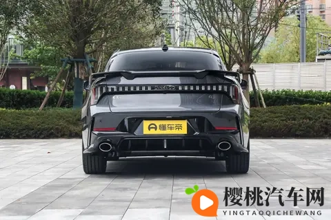 10万级家用轿车该选谁？试驾第三代领克03，全家人都满意-3