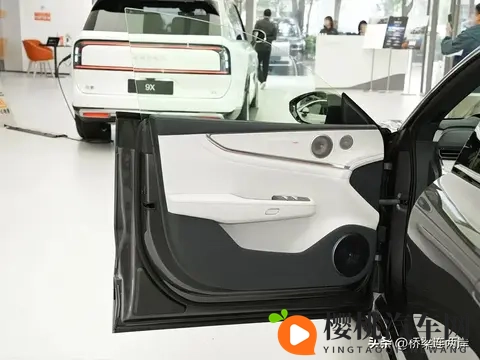 极氪001降价至269万！900V架构让燃油车慌了-1