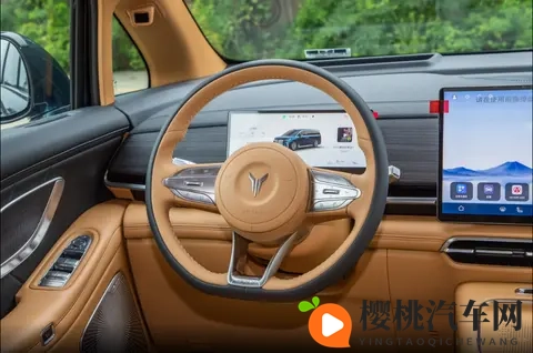 华为乾崑+鸿蒙座舱，试驾26款岚图梦想家，全能MPV实至名归-3