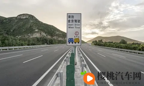 请放过快车道!龟速行驶的车辆对交通安全的影响-2