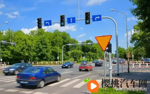 开车请注意!绿灯不走也违法 “罚款200元、记6分”-1