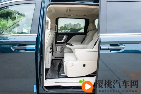 26款岚图梦想家乾崑系列,动力强劲、空间宽敞、配置丰富-3