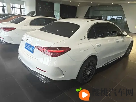 美女扒开腿让男人捅:美女大方展露诱惑,引诱男子深入接触-2