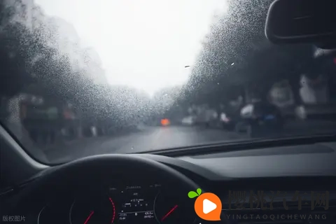 被同桌扒开腿用震蛋器玩弄:同桌强行扒开腿,使用震蛋器进行侵犯-1