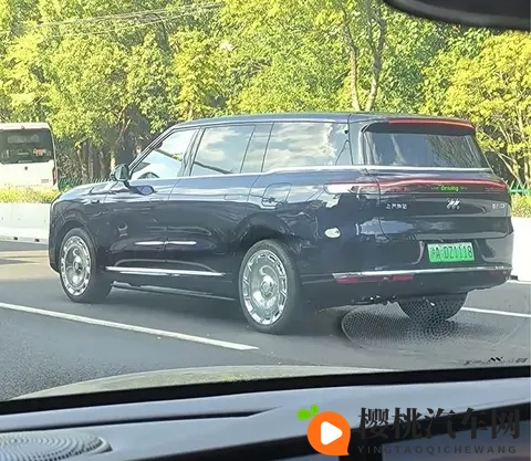 尺寸超理想L9,11月4日开启预售,智己LS9实车现身街头-1