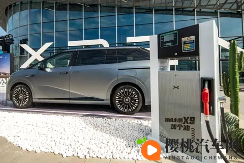 能烧油了!小鹏X9超级增程展车陆续到店,预售价35-37万值不值?-1